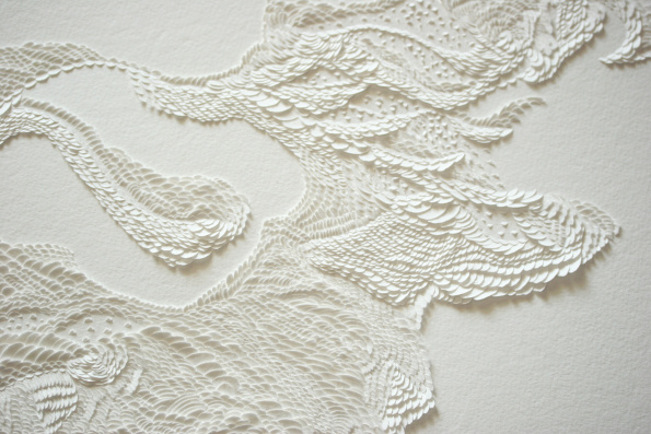 bas-reliefs en papier sculpté par l'artiste plasticienne Vanessa Dargier Miquieux , monochrome blanc
