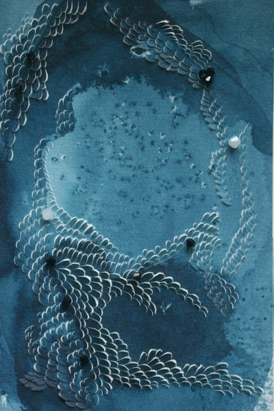 papier sculpté au scalpel en bas-reliefs par Vanessa Dargier Miquieux