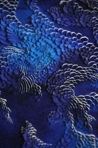 bas-reliefs en papier sculptés de l'artiste plasticienne Vanessa Dargier Miquieux. nuances de bleu , thème fond marin